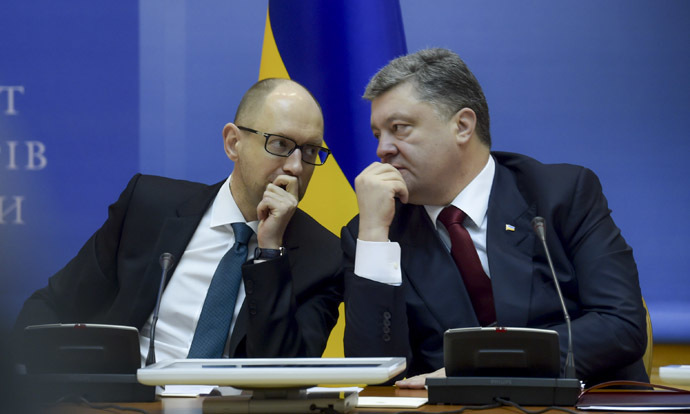 Ukrainian President Petro Poroshenko (R) talks to Ukrainian Prime Minister Arseny Yatseniuk. (Reuters / Mykola Lazarenko)