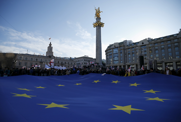 Opposition supporters hold a huge European Union flag during a rally organised by the United National Movement, calling for the resignation of the government in Tbilisi, March 21, 2015. (Reuters / David Mdzinarishvili)