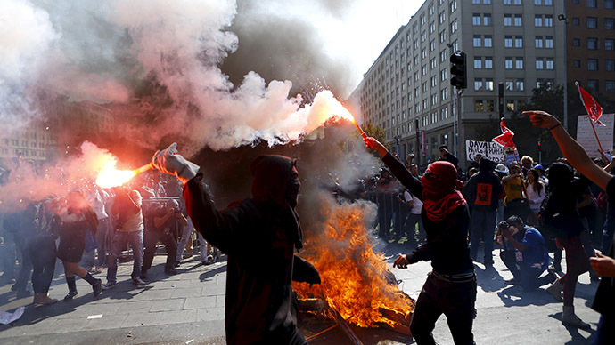 Mass student protest in Chile escalates into clashes with riot police (VIDEO)