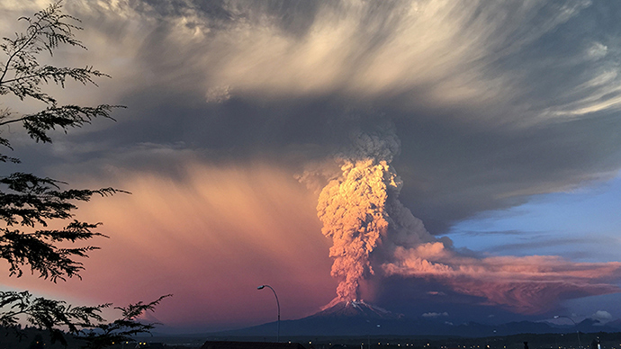 Surreal! Sunset turns massive Calbuco eruption into amazing scene (IMAGES)
