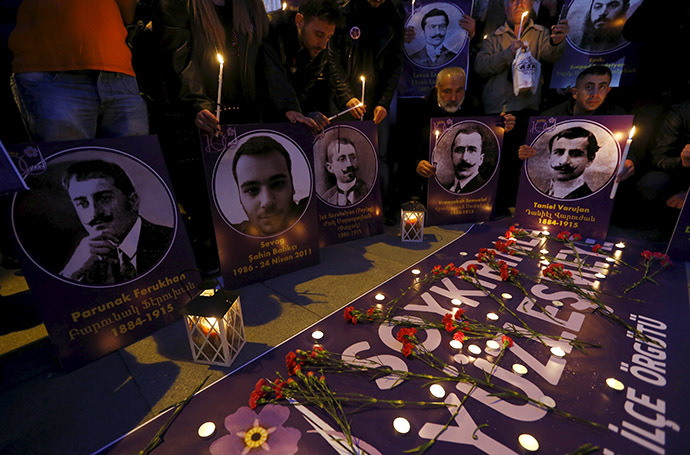 Demonstrators hold candles and pictures of Armenian victims during a commemoration for the victims of mass killings of Armenians by Ottoman Turks, in Istanbul April 23, 2015. (Reuters/Murad Sezer)