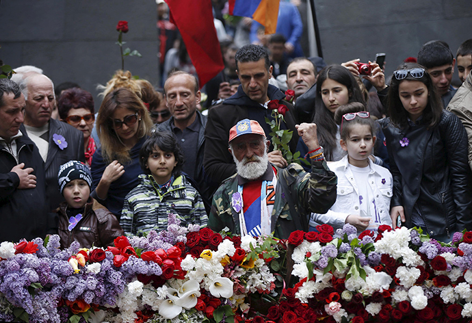 People attend a commemoration ceremony to mark the centenary of the mass killing of Armenians by Ottoman Turks at the Tsitsernakaberd Memorial Complex in Yerevan, Armenia, April 24, 2015 (Reuters / David Mdzinarishvili)