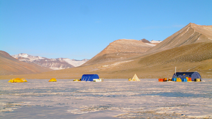 The research field camp on Lake Vida, located in Victoria Valley, the northern most of the McMurdo Dry Valleys, Antarctica. (AFP Photo / Desert Research Institute / Alison Murray)
