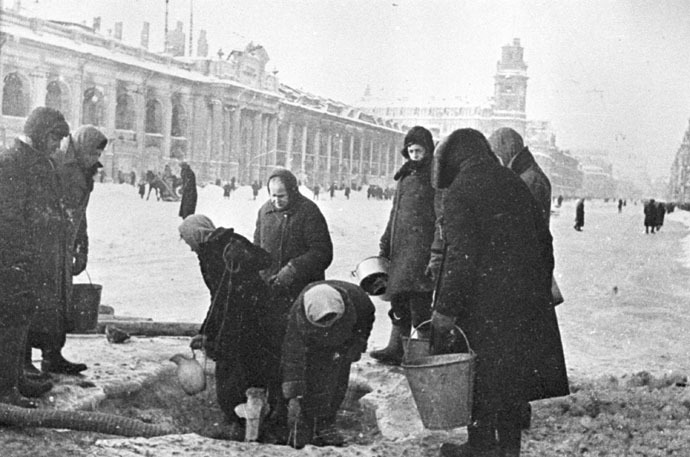 People queueing up fo water in besieged Leningrad. (RIA Novosri/Vladimir Tselik)