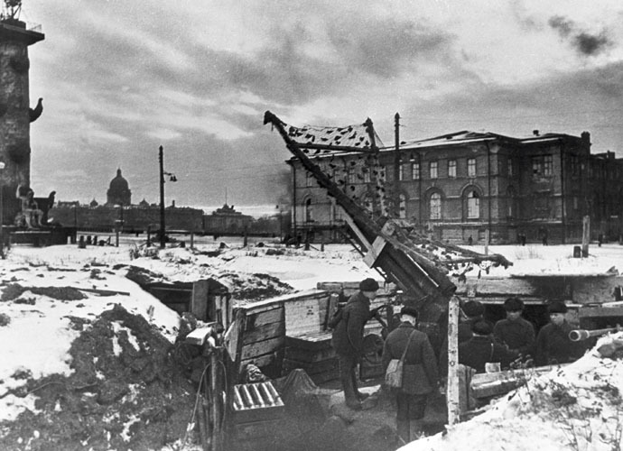 An antiaircraft battery in besieged Leningrad. (RIA Novosti/Boris Kudoyarov)