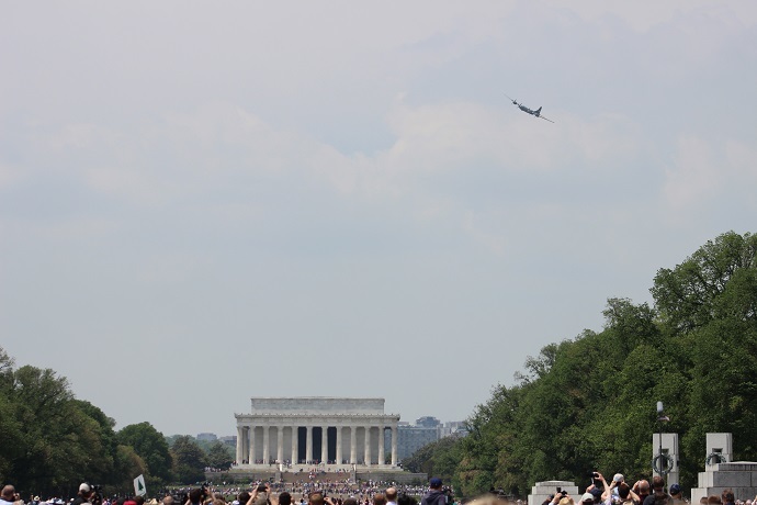 B-29 Superfortress "Fifi" appears over the Lincoln Memorial (RT America/Aliza Krichevsky)