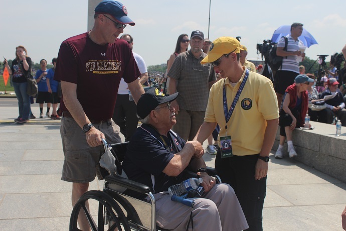 A National Parks Service volunteer thanks a World War II veteran for his service (RT America/Aliza Krichevsky)