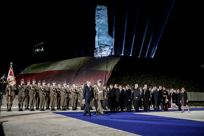Poland's President Bronislaw Komorowski (front L) and officials attend a ceremony to commemorate the anniversary of the end of the World War Two, at the WWII Westerplatte Memorial in Gdansk, north Poland May 8, 2015 (Reuters / Rafal Malko)