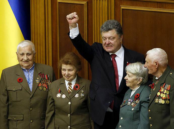 Ukrainian President Petro Poroshenko (C) gestures as he stands with veterans of the Ukrainian insurgent army (UPA) after commemorative parliament session marking the 70th anniversary of the end of the World War Two in Kiev, Ukraine May 8, 2015 (Reuters / Valentyn Ogirenko)