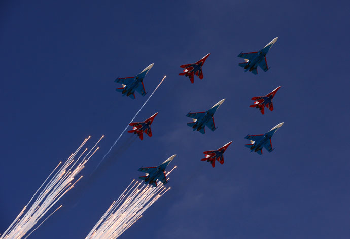 Sukhoi Su-27 Flanker fighters of the Russian Knights aerobatic team and Mikoyan-Gurevich MiG-29 Fulcrum fighters of the Swifts aerobatic display team at the final rehearsal of the military parade to mark the 70th anniversary of Victory in the 1941-1945 Great Patriotic War. (RIA Novosti/Vladimir Vyatkin)