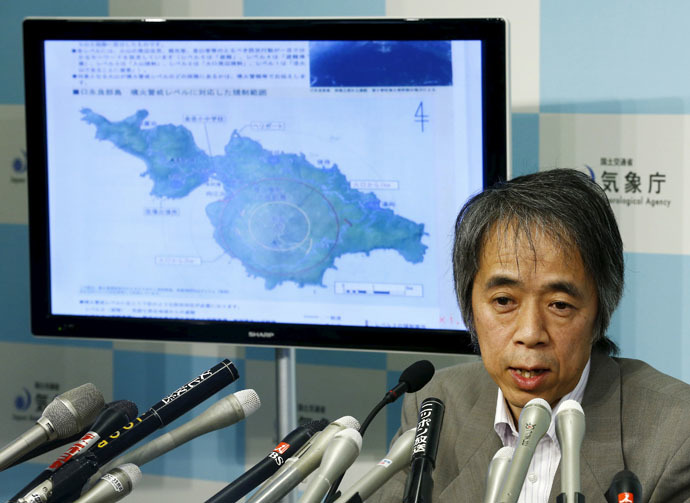 Japan Meteorological Agency's Senior Coordinator for volcanic affairs Sadayuki Kitagawa holds an emergency news conference following the eruption of a volcano in southern Japan, as a screen shows a map of the volcano on Kuchinoerabujima, at the agency in Tokyo May 29, 2015. (Reuters/Thomas Peter)