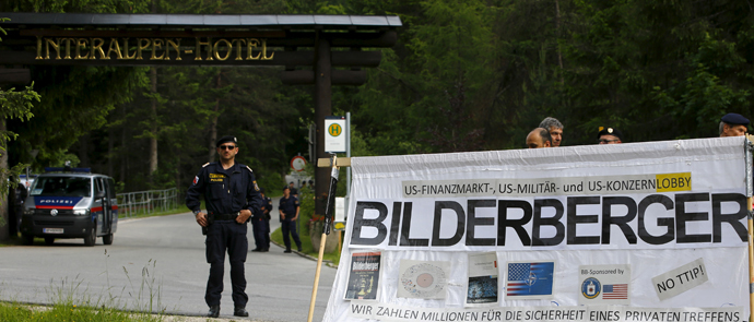 Austrian police officers stand guard next to the entrance of Interalpen Hotel, where the Bilderberg meeting is held, in the Austrian village of Buchen, June 12, 2015. (Reuters / Leonhard Foeger)