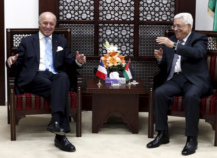 France's Foreign Minister Laurent Fabius (L) gestures as he meets Palestinian President Mahmoud Abbas in the West Bank city of Ramallah June 21, 2015. (Reuters / Thomas Coex / Pool)
