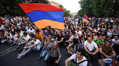 Police blast protesters with water cannons in Armenia's capital, over 200 arrests (VIDEO)