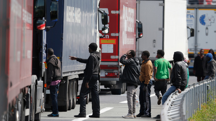 Calais migrant crisis: UK to beef up border security with 9ft high, 2.5 mile fence