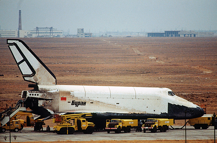ARCHIVE PHOTO: On November 15, 1988, the Buran reusable space shuttle landed on the runway of the Baikonur space center at 9.25 a.m. Moscow time, after circling the Earth twice (RIA Novosti / Alexander Mokletsov)
