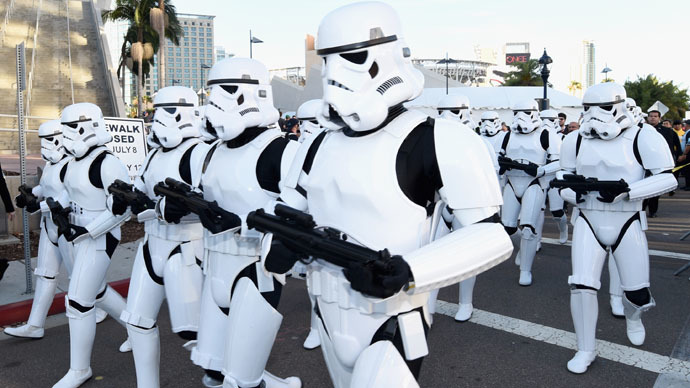 Imperial march: Stormtroopers escort 6,500 Star Wars fans to secret concert (PHOTOS, VIDEO)