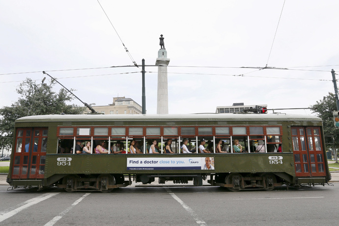 A streetcar passes by a18 m tall monument to Confederate General Robert E. Lee that towers over a traffic circle in New Orleans, Louisiana (Reuters / Jonathan Bachman)