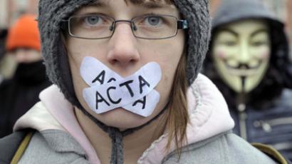 EU suspends ACTA ratification, refers treaty to court