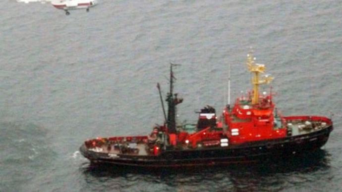 Divers recovery body from sunken gold ship, 8 crew still missing