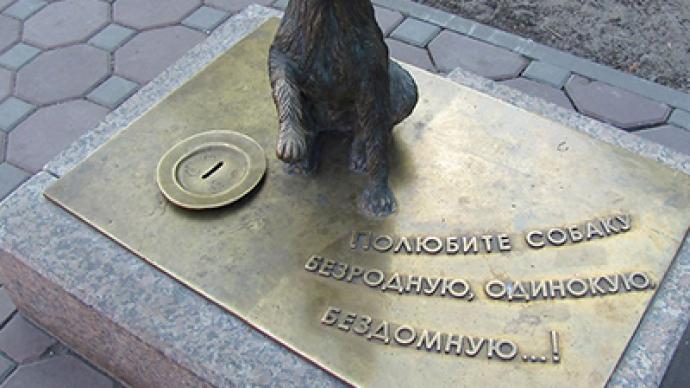 Bronze dog helps its homeless mates
