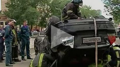 Drunk drives half-car with dead friend after crash (VIDEO)