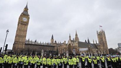 UK schools: Teachers out, troops in