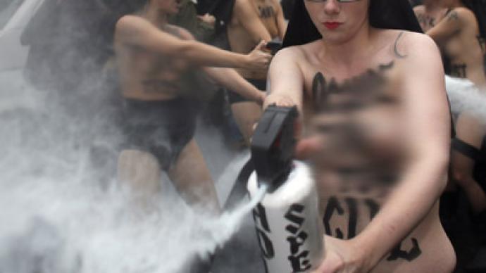 Breast-beating: Femen ‘assaulted’ by anti-gay marriage demonstrators in Paris