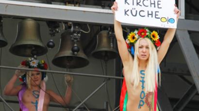 Pussy Riot solidarity: Topless Ukrainian activist chainsaws crucifix (VIDEO)