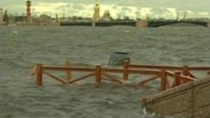 Flooding in St Petersburg as cyclone closes in