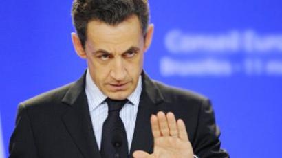 Libyan rebel leader shakes hands with Sarkozy