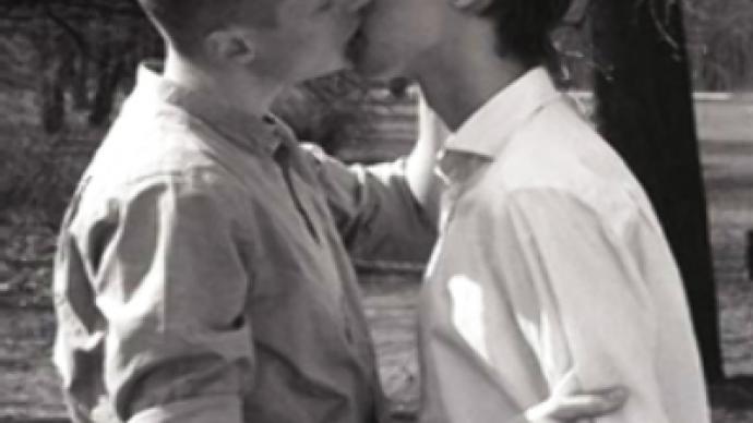 Gay victims of Nazis get kissing tribute