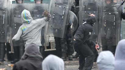 Belfast flag protests: Policeman injured in clash with loyalists (VIDEO)