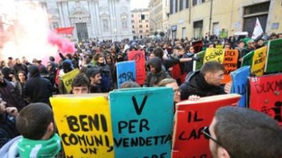 Hundreds of protesters clash with police in Naples (VIDEO)