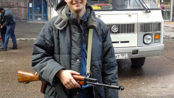 Kalashnikov promenade: Blogger embarrasses Moscow cops