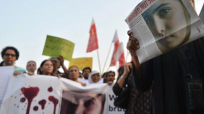 Pakistani schoolgirl shot by Taliban receives human rights Politkovskaya Award