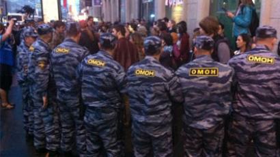 Kalashnikov promenade: Blogger embarrasses Moscow cops