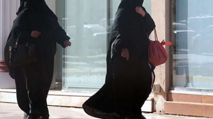 Saudi Arabia orders walls in shops to divide male, female coworkers