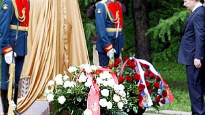 Putin lays first stone to restore memorial to Georgian soldiers