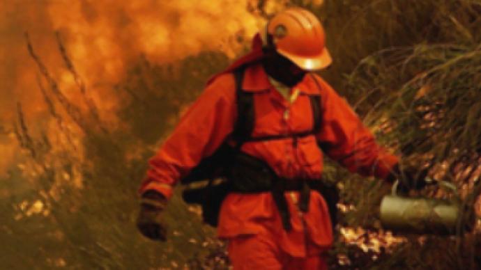 Thousands flee California wildfires