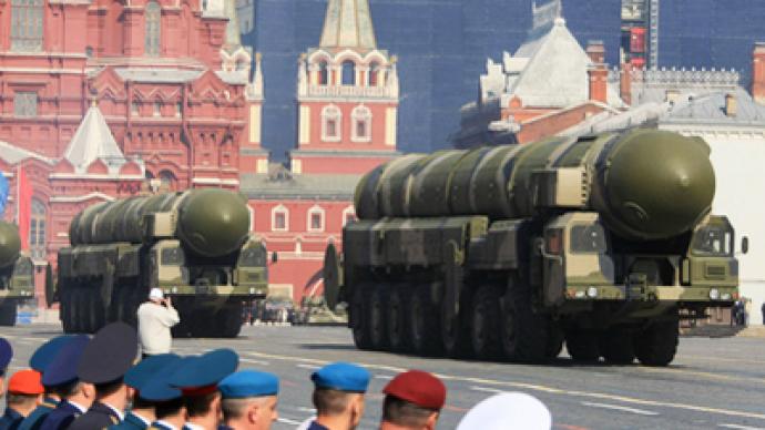 Topol-M missile carriers curb Moscow traffic 