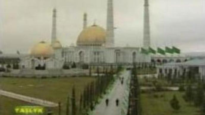 Turkmenistan bids farewell to Niyazov at funeral