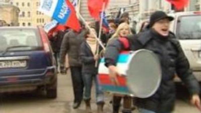 Youth activists rally at Estonian embassy in Moscow