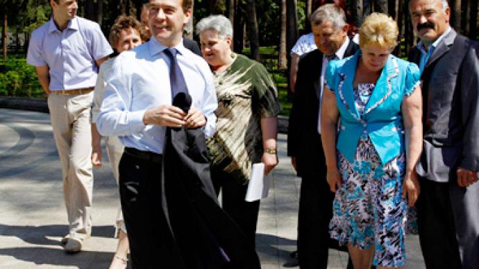 Tea at Medvedev’s: villagers share their problems with president
