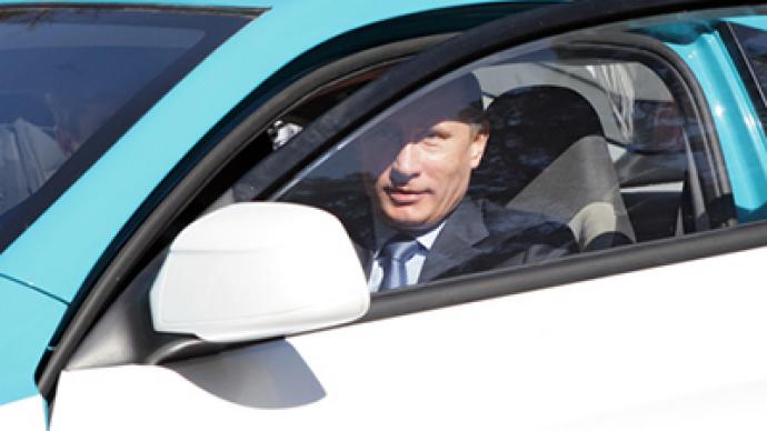 ­Putin takes Russian hybrid car for a test drive