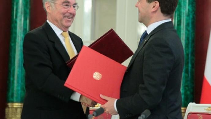 Medvedev signs partnership declaration with Austria, remains coy on presidential bid