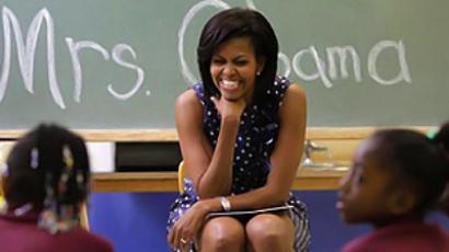 Lady of the push-up: Michelle Obama beats TV host hands down (VIDEO)