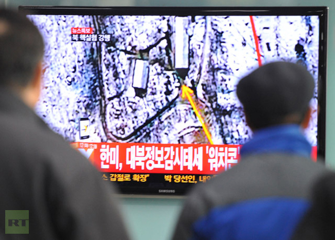 South Korean passengers watch TV news reporting North Koreaâ²s apparent nuclear test, at the Seoul train station on February 12, 2013. (AFP Photo/Kim Jae-Hwan)