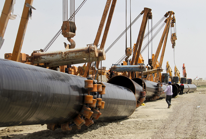 Iranians work on a section of a gas pipeline linking Iran and Pakistan after the project was launched during a ceremony in the Iranian border city of Chah Bahar on March 11, 2013 (AFP Photo / Atta Kenare))