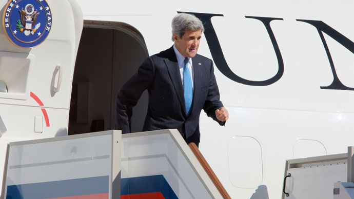 US Secretary of State John Kerry is welcomed at Vnukovo airport.(RIA Novosti / Vitaliy Belousov)